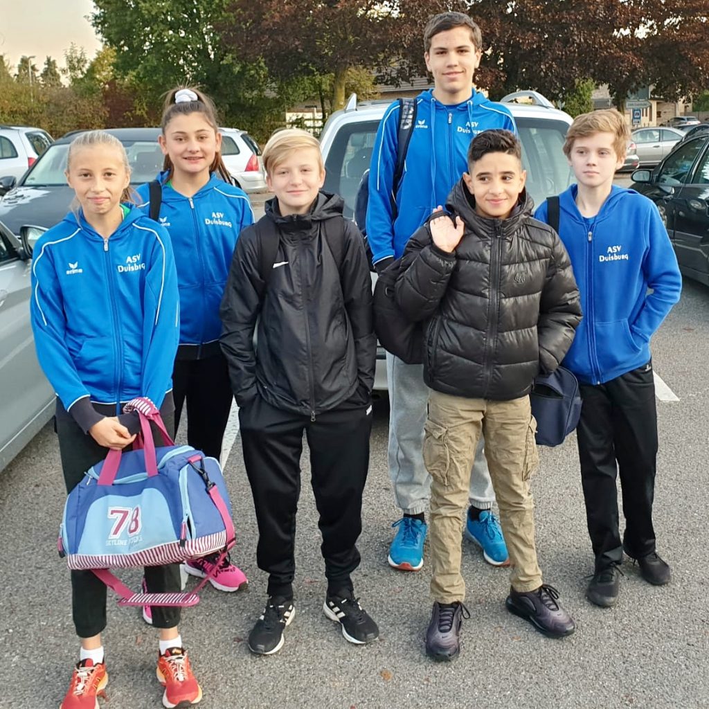 vor der Abfahrt - v.l. Pia, Frieda, Nico S., Jan, Mohammed und Nico M.
